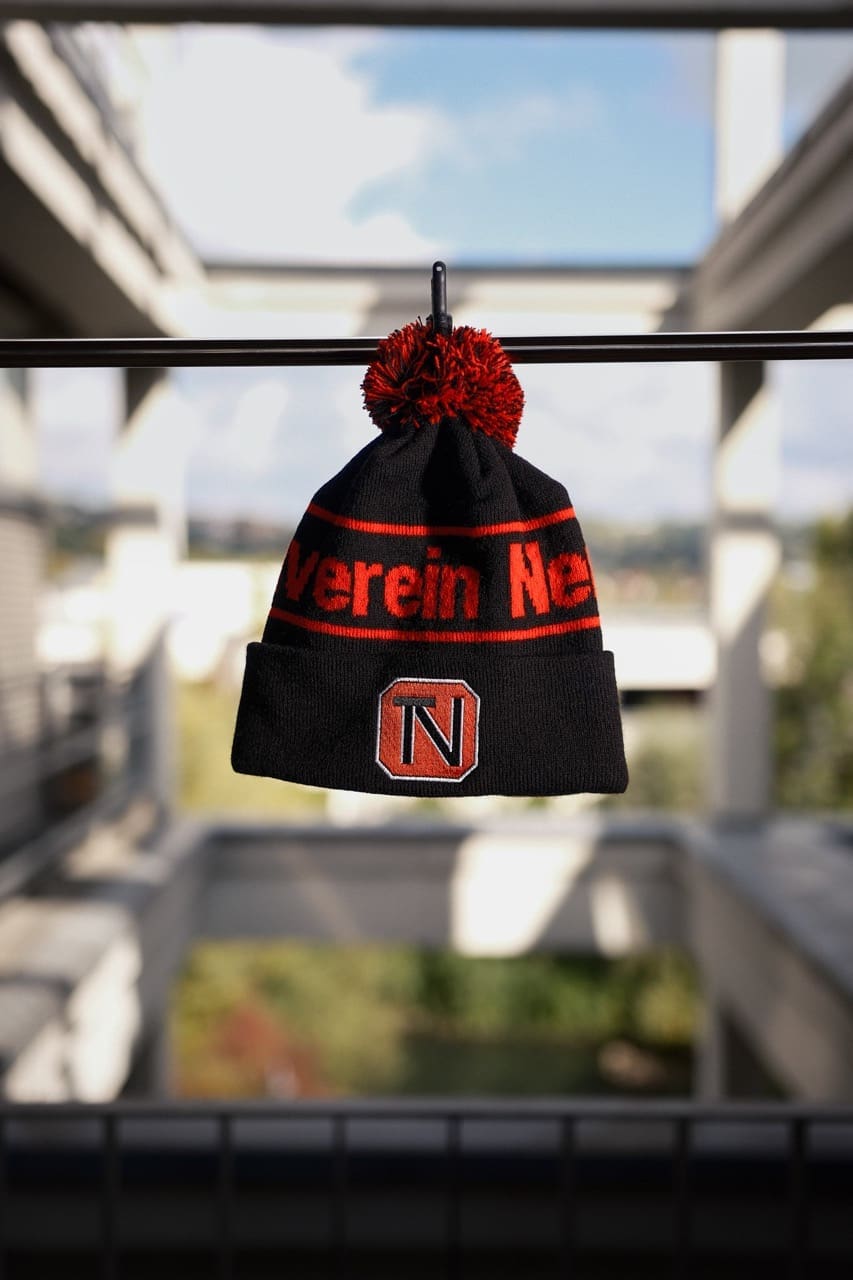 Warme Wintermütze mit breitem Umschlag und klar erkennbarer Logo-Stickerei.