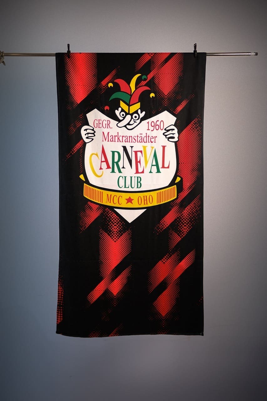 Weißes Baumwoll-Handtuch mit eingesticktem Firmenlogo in Blau, hochwertig und personalisierbar.