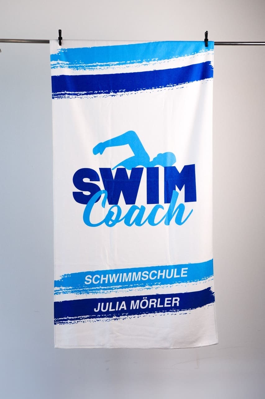 Sportliches Mikrofaser-Handtuch mit farbigem Vereinswappen, schnell trocknend und leicht.