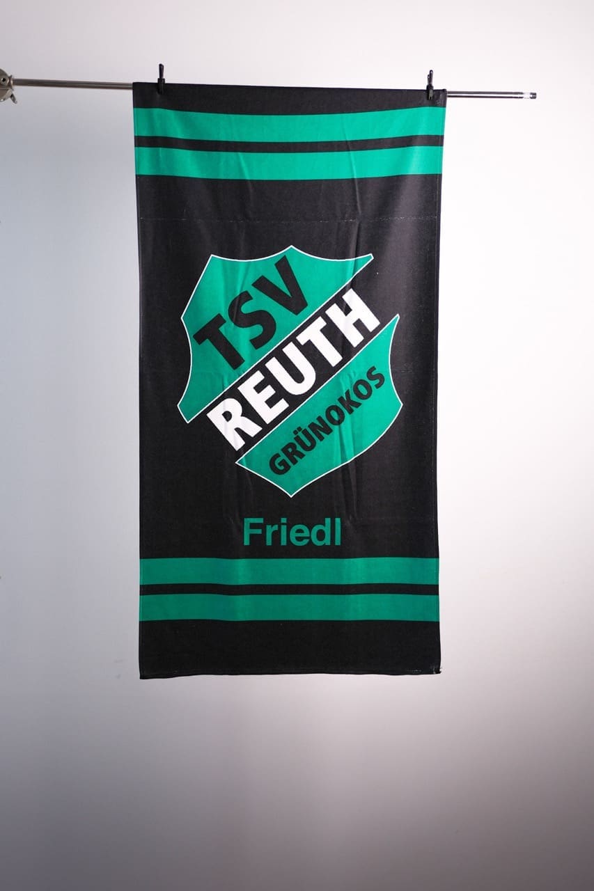 Vereins-Handtuch in kräftigem Rot mit personalisiertem Logo, optimal für Sport, Mannschaften und Team-Feeling.